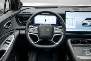 รถ SUV ไฟฟ้าสุดหรู Sealion 06 รุ่นปี 2025 สีขาว ไมล์ 0 กม./ชม. ราคาคุ้มค่า พร้อมระบบนำทาง รุ่น Build Dreams Plus ขับเคลื่อนล้อหลัง - Product Image 2