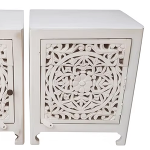 Paire de tables de chevet sculptées à la main finition blanche délavée avec portes florales pour le rangement de la chambre à coucher - Product Image 4