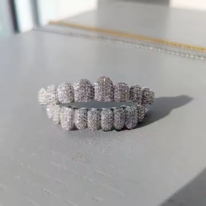 Grillz ethnique en argent plaqué argent avec motif gravé, moissanite ronde, finition glacée profonde et brillante, idéal pour offrir en cadeau RUHA - Product Image 5