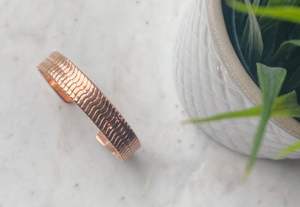 Brazalete de Cobre Premium, Joyería de Bienestar de Metal Puro, Terapia Magnética, Accesorio Ajustable para la Muñeca, Diseño Elegante - Product Image 3