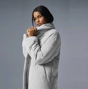 Long manteau matelassé personnalisé pour femmes Manteau d'hiver matelassé pleine longueur avec isolation et col haut pour un maximum de chaleur et de style - Product Image 2