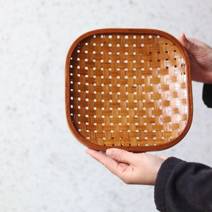 Plateau de service carré en bambou tissé à la main / Plateau décoratif tissé pour fruits, collations et décoration rustique de la maison - Product Image 4
