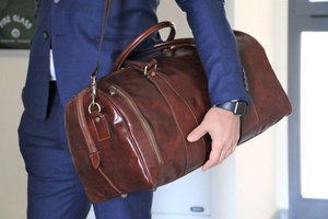 กระเป๋าเดินทางหนังหรูหรา รุ่น LTB-0178 ปักโลโก้ได้ ซิปปิด ดีไซน์ทันสมัย เหมาะสำหรับใส่ชุดสูทธุรกิจ - Product Image 4