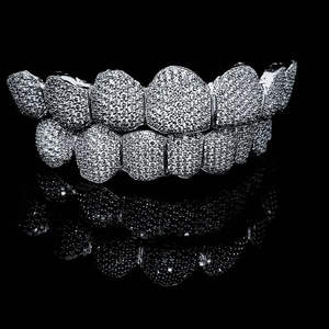 Grillz Hip Hop Personnalisé pour Homme en Argent Sterling 925 Plaqué Rhodium, Bijou Dentaire avec Moissanite Émeraude Taille Princesse Effet Glace, Bijoux Fins - Product Image 1