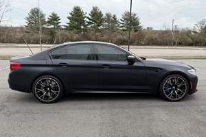 BMW M5 Competition Package 2020 USADO ~13,400 Millas 617 hp V8 Twin-Turbo AWD Paquete Ejecutivo R20 Volante a la Izquierda Asientos de Cuero - Product Image 3