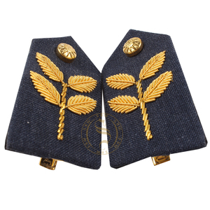 Écusson à col de chemise Gorget brodé OEM avec fil de fer blanc doré décoré de strass Clips en laiton Type de tissu feutre - Product Image 2