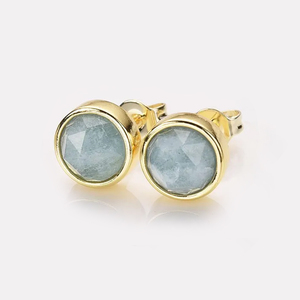 Boucles d'oreilles clous en argent sterling 925 avec aquamarine naturelle ronde sertie - Clous faits à la main, pierre de naissance de mars - Product Image 1