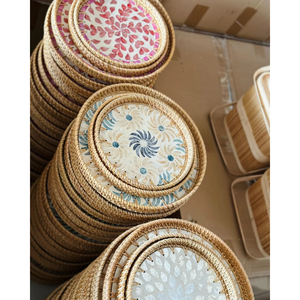 Plateau en rotin naturel avec incrustation de coquillages, design résistant à la chaleur pour servir des aliments et des boissons, Vietnam - Product Image 4