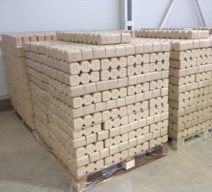 Briquettes de bois biomasse, palettes empilées, bois de chauffage naturel pour le chauffage et la combustion - Product Image 4