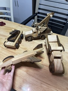 Suscitez l'imagination avec notre collection de jouets en bois, avec des glaces, des chars, des avions et des camions. - Product Image 4