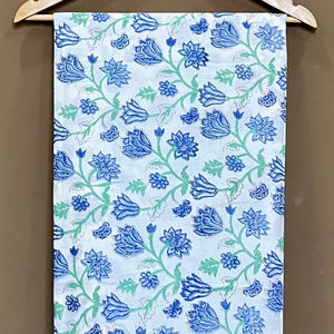 Tissu en rayonne imprimé à la main avec des motifs floraux bleus, tissu imprimé à la main en bloc, vendu au mètre - Product Image 1