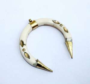 Colgantes de cuerno y hueso con tema de media luna hechos a medida ideales para diseñadores de joyería de moda adecuados para reventa - Product Image 1