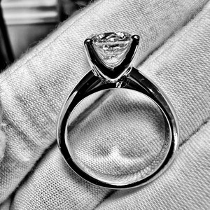 Anillo de compromiso de circón de Plata de Ley 925 de lujo con cojín certificado 3CT Brilliant G VVS2 2EX Lab Grown para mujer - Product Image 2