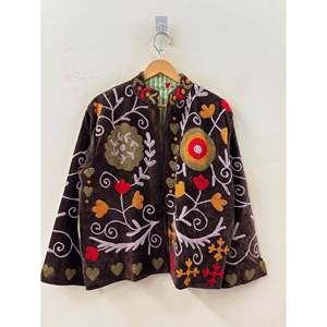 Veste réversible en satin et velours marron expresso avec broderies Anar Baagh Suzani aux motifs fleurs de marigold et rubis, produit fini - Product Image 1