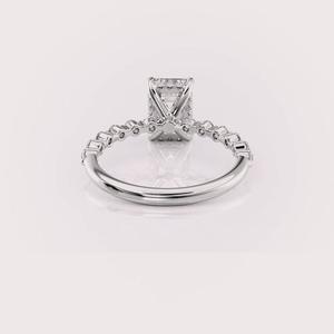 Bague intemporelle en argent sterling 925 massif plaqué rhodium avec diamant taille émeraude certifié IGI et pierres latérales rondes - Product Image 4