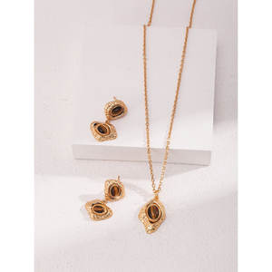 Collier avec pendentif en pierre œil de tigre en forme de losange irrégulier, plaqué or vermeil, résistant au ternissement, hypoallergénique, élégant, organiseur de bijoux - Product Image 2