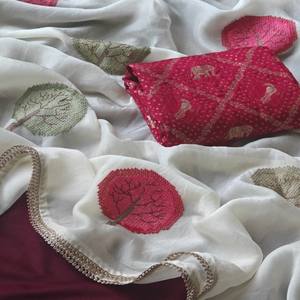 Sari VASTRA COTTAGE de georgette de satén puro con bordado de motivos en toda la prenda, hermoso borde de encaje y blusa Bandhani en contraste. - Product Image 3