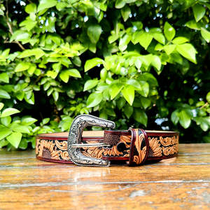 Cinturón de Cuero Genuino de Grano Completo con Grabado de Cuerno de Toro Acabado a Mano con Hebilla Occidental Resistente de Primera Calidad - Product Image 1