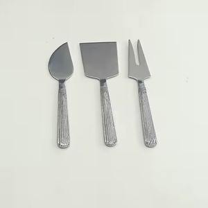 Juego de cuchillos de queso clásicos ecológicos chapados en plata de acero inoxidable con mango de forro de forma martillada sólida - Product Image 1