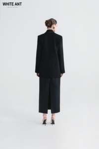 แจ็คเก็ตผู้หญิงที่ขายดีที่สุด PERA SINGLE- เสื้อเบลเซอร์คอปกไร้คอสีดําสีขาวผ้าฝ้ายอินทรีย์ย่นแฟชั่นที่ยั่งยืน - Product Image 4