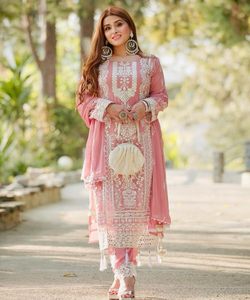Fusion de mode: Style pakistanais Salwar Kameez - Fusion de styles traditionnels et modernes, créant une mode chic et élégante - Product Image 5