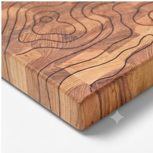 Planche à découper rectangulaire en bois faite à la main avec gravure topographique et surface antidérapante - Product Image 2