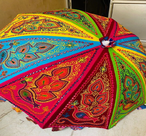 Parapluie unique brodé à la main avec des accents de franges. Ajoute une touche bohème à n'importe quel environnement. Disponible à prix de gros - Product Image 6