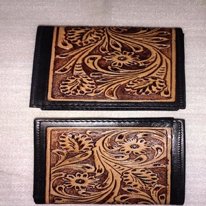 Carteras de cuero hechas a mano hechas a medida, artesanales, duraderas y elegantes con patrón de herramientas florales clásicas. Ideal para regalar - Product Image 1