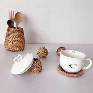 Support de couvercle élégant en rotin parfait pour ajouter une touche de nature à votre cuisine tout en tenant les couvercles de théière en toute sécurité - Product Image 3