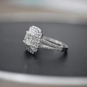 Anillo de Aniversario con Doble Halo y Diamantes con Corte Princesa para Mujer - Product Image 2