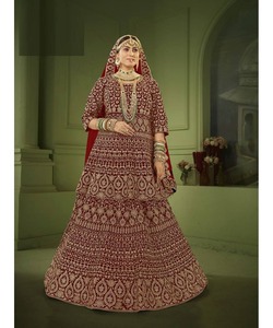 Lehengacholi ชิ้นเดียวสำหรับสาวๆในกำมะหยี่สีแดงกับงานกระจกหนักและเลื่อม