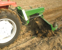 Lame de niveleuse hydraulique arrière pour le nivellement des terres agricoles, le déchiquetage des débris de chantier, le remblaiement des fossés et le déneigement.