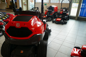 Tondeuse autoportée commerciale Husqvarna P525DX AWD Diesel 25HP Kubota D1105 3 cylindres 155cm pour terrains municipaux à vendre - Product Image 5