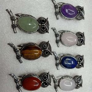 Pendentif en cristal de tourmaline noire sculpté à la main Style Feng Shui pierre irrégulière pour la décoration intérieure et les cadeaux souvenirs - Product Image 4