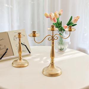 Candelabro Decorativo de 3 Brazos con Acabado Metálico Elegante, Adecuado para Decoración del Hogar, Centro de Mesa para Comedor y Eventos Festivos - Product Image 1