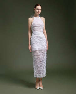 Robe de soirée blanche moulante à col halter avec détail ondulé transparent, design exclusif de luxe, fabrication OEM ODM au Vietnam - Product Image 5