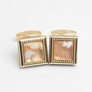 Une paire de boutons de manchette plaqués or 18 carats pour hommes avec pierres précieuses en agate blanche Fengshui (MSDATR002) de la collection Tinh Vu - Product Image 1