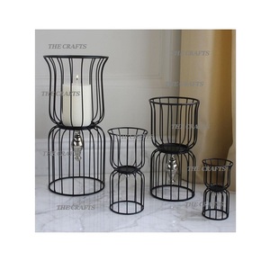 Ensemble de quatre porte-bougies décoratifs en fer noir de différentes tailles pour accessoires de décoration de mariage - Product Image 1