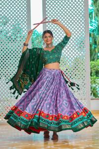 Exquisito Lehenga nupcial con trabajo de lentejuelas bordadas hechas a mano y adornos Zari disponibles para venta al por mayor - Product Image 2