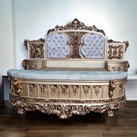 Lit king-size en bois massif d'acajou sculpté à la main, finition feuille d'or antique, tête de lit capitonnée en velours, design moderne du milieu du siècle, Java