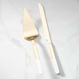 Serveur de gâteau en métal au look élégant de conception de poignée unique pour la coupe de gâteau professionnelle lors d'événements et de célébrations formelles - Product Image 3