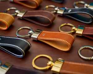 Porte-clés vintage en cuir véritable italien fait à la main, initiales gravées, couleur personnalisée, monogramme personnalisé, porte-clés de luxe pour tous les jours - Product Image 3