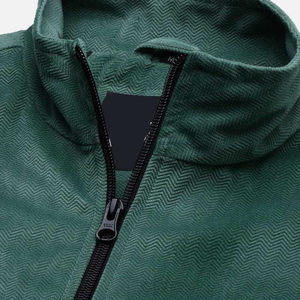 Chaqueta bomber de estilo urbano para hombre, diseñada para uso en la ciudad, que ofrece aislamiento, acabado suave y comodidad flexible durante todo el día. - Product Image 6