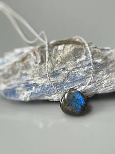 Collier classique minimaliste en argent sterling plaqué or avec pendentif en labradorite solitaire, perles et chaînes pour mariage de femmes - Product Image 4