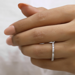 1.12 Cttw émeraude et coupe ronde Moissanite diamant bande de mariage, ensemble de mariée correspondant bande empilable pour les femmes - Product Image 2