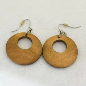 Pendientes de madera hechos a mano con detalles artísticos de resina, formas talladas y acabado brillante, ideales para regalar, uso y estilo diario - Product Image 1