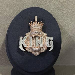 จี้เพชร VVS Moissanite สุดหรูเครื่องรางชุบโรสโกลด์18K สไตล์ฮิปฮอปสีเงินสุดหรูสำหรับเป็นของขวัญให้กับผู้ชาย - Product Image 2