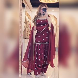 Ensemble haut en georgette premium avec broderie lourde et salwar avec dupatta en georgette pour sortie décontractée, valeur de revente - Product Image 1