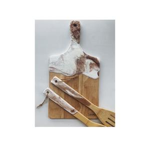 Tabla de cortar decorativa hecha a mano de madera y resina con tema artístico del océano, perfecta para ocasiones de regalo - Product Image 6