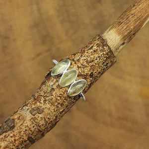 Anillo minimalista de triple bisel, piedra preciosa Prehnita, forma de marquesa, Plata de Ley 925, ropa informal, anillo de regalo, Perla de diamante para niñas - Product Image 1